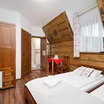 Pod Reglami - - Skywalk - Blisko Do Szlakow Tpn Wiktorowki, Rusinowa Polana , Gesia Szyja , Brzeziny , Psia Trawka , Toporowa Cyrhla , Murowaniec , Hala Gasienicowa Bed & Breakfast Ciche Małe