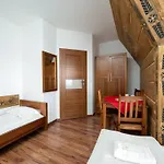 Pod Reglami - - Skywalk - Blisko Do Szlakow Tpn Wiktorowki, Rusinowa Polana , Gesia Szyja , Brzeziny , Psia Trawka , Toporowa Cyrhla , Murowaniec , Hala Gasienicowa Bed & Breakfast Ciche Małe